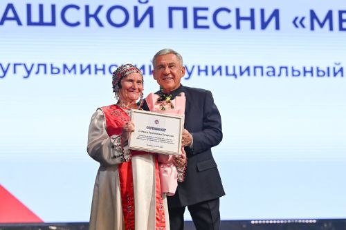 Рустам Минниханов поддержал бугульминский чувашский ансамбль «Мерчен»