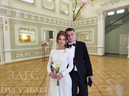 Бугульминцев восхитили фотографии молодоженов из загса и дуэт Элвина Грея и Дамира Фаттахова