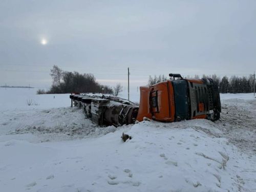 Бөгелмә районында җиңел янучан сыеклык тутырылган йөк машинасы әйләнгән