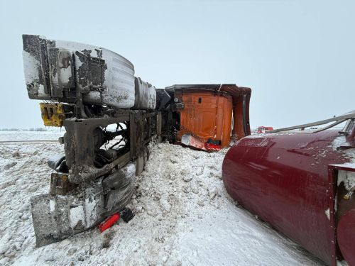 Бөгелмә районында җиңел янучан сыеклык тутырылган йөк машинасы әйләнгән