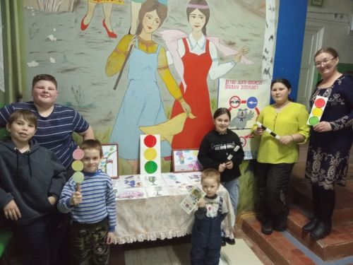 В Бугульминском районе устроили выставку рисунков по БДД