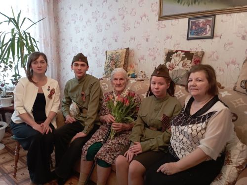 Долгожительницу из Бугульмы навестили студенты и их наставники