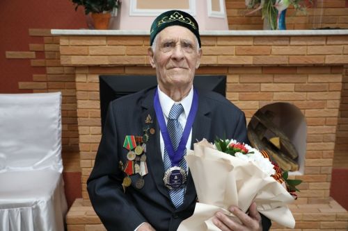 Бөгелмәдә Бөек Ватан сугышы ветераны бүләккә җыр белән җавап бирде