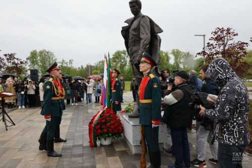 У памятника Фатиху Кариму прозвучала песня на его стихи