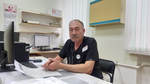 Заведующий приемным отделением центральной районной больницы Батырбай Балтаев о работе и семье