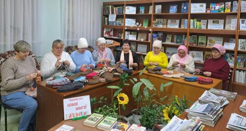Мастерицы из Прогресского села вяжут тёплые носки для участников СВО
