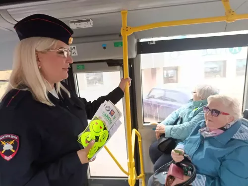 В Бугульме в автобусе №1 прошла акция ко Дню пожилых людей