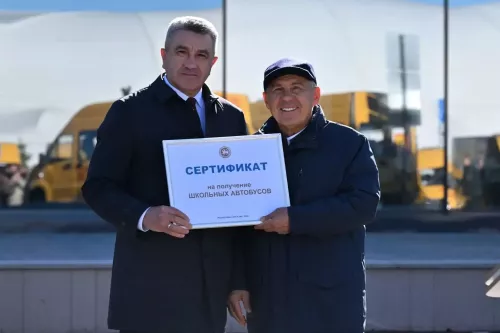 Раис Татарстана вручил новый школьный автобус Бугульминскому району