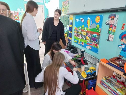 В детском саду № 35 «Дельфин» прошла профориентационная встреча педагогов с десятиклассниками