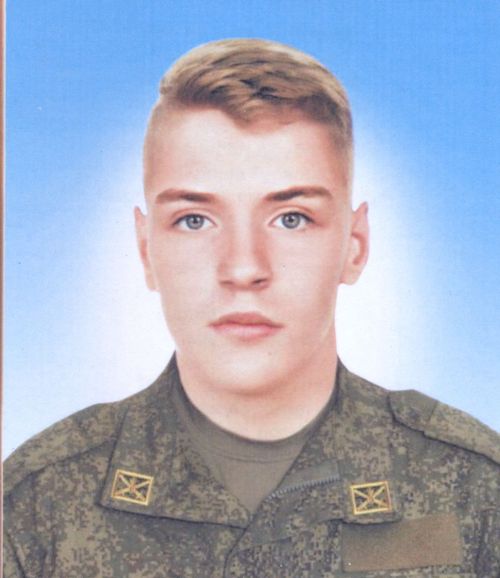Бөгелмә егете Иван Никаноров гаиләсенә ярдәм итү өчен яшь чагында ук эшли башлый