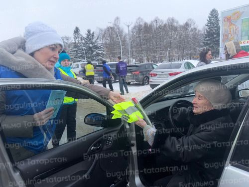 Акция «Поздравляем автоледи» прошла в Бугульме