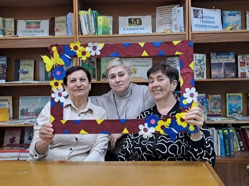 В честь 8 Марта жительниц поселка Прогресс пригласили в местную библиотеку