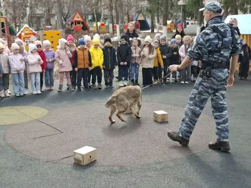 Кинолог и служебная собака научили бугульминских дошкольников безопасному поведению при встрече с бродячими животными