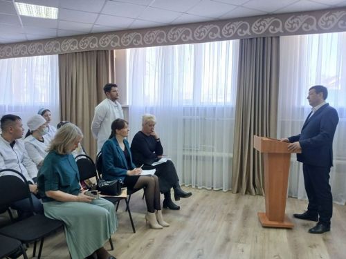 Главврач Бугульминской ЦРБ пригласил выпускников медколледжа на работу