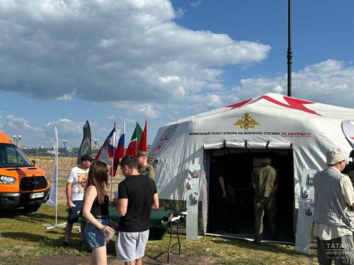 В День России у «Чаши» в Казани развернулся пункт отбора на службу по контракту