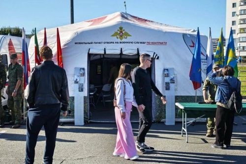 На праздновании Дня республики в Казани открылся пункт отбора на службу по контракту