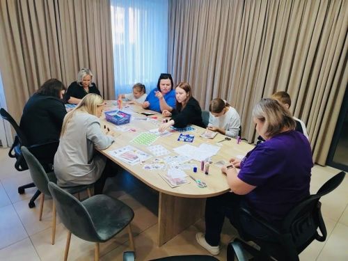 В Бугульме семьи участников СВО сделали открытки для бойцов