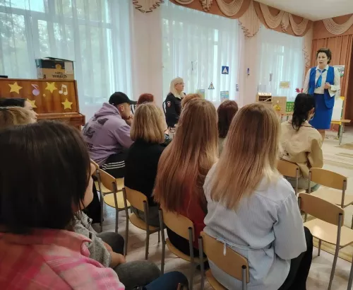 В детском саду №6 «Дюймовочка» Бугульмы прошло родительское собрание по безопасности на дорогах
