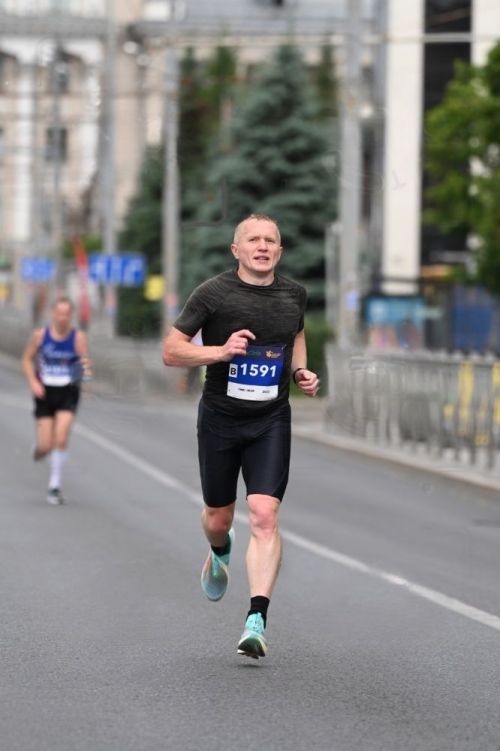Александр Егоров дважды в неделю преодолевает километры по улицам города в компании других представителей сообщества «Бегуны Бугульмы»