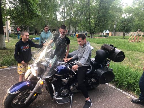 Команда бугульминских мотолюбителей регулярно приезжает в гости к детям, оставшимся без родительской заботы