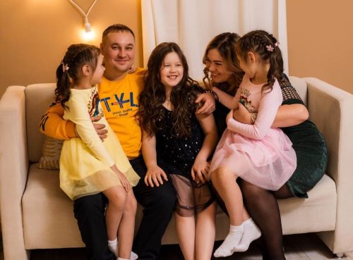 Супруги Федотовы из Бугульмы воспитывают троих дочерей, двое из которых – двойняшки