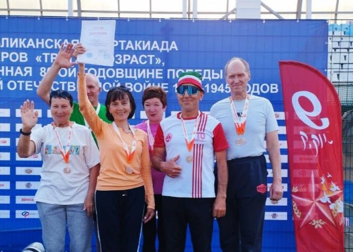 Пенсионеры из Бугульмы занимаются бегом, теннисом, стрельбой, плаванием и шахматами