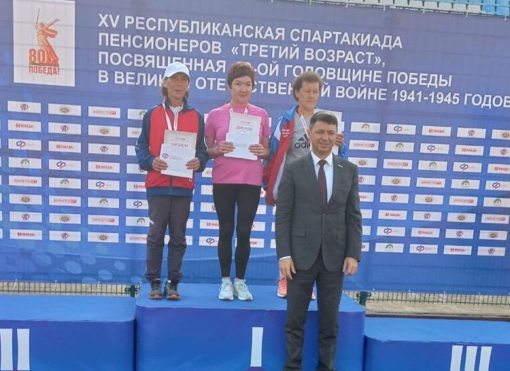 Пенсионеры из Бугульмы занимаются бегом, теннисом, стрельбой, плаванием и шахматами