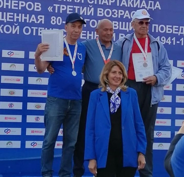 Пенсионеры из Бугульмы занимаются бегом, теннисом, стрельбой, плаванием и шахматами