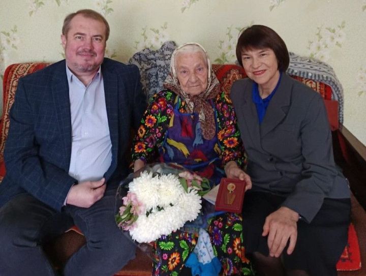 Бөгелмәдә өч кешегә юбилей медальләре тапшырылды