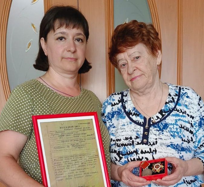 В Бугульме потомкам семьи участника Великой Отечественной передали найденные в Эстонии боевые награды