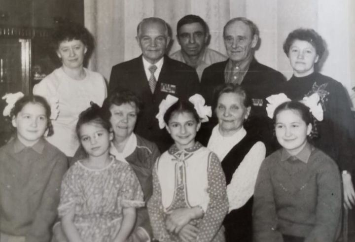В Бугульме потомкам семьи участника Великой Отечественной передали найденные в Эстонии боевые награды