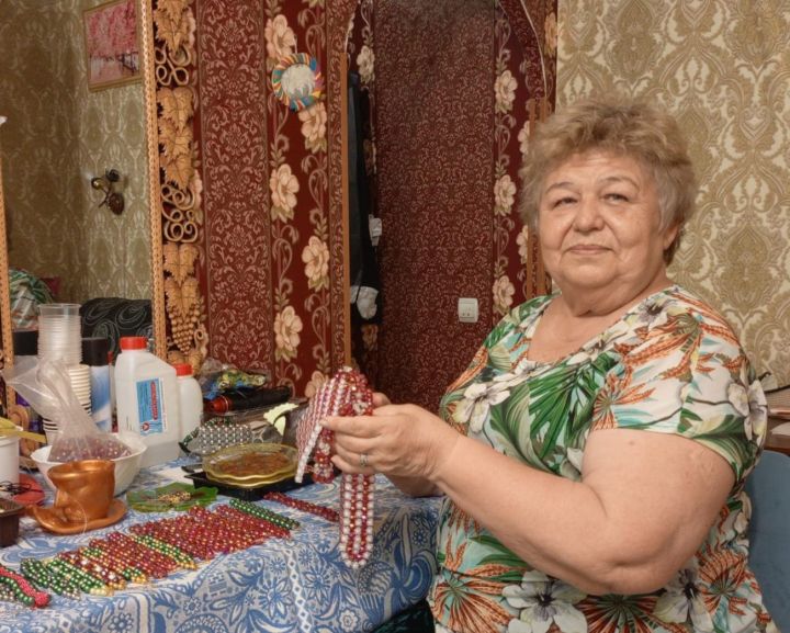 Рукодельница из Бугульмы создала порядка 130 платьев, более 200 сумочек и несчетное число украшений