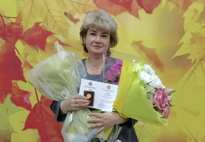 Бөгелмә педагогы рухи кыйммәтләрне саклаган өчен күкрәк билгесе белән бүләкләнде