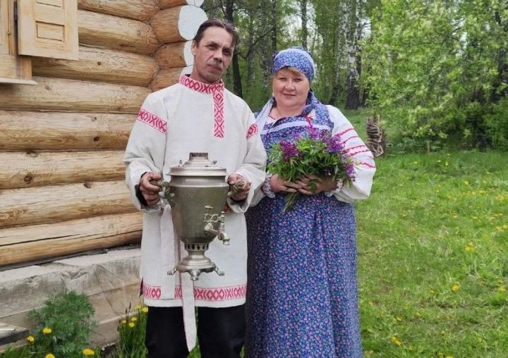В Бугульминском районе построили русский терем с настоящей печью и резьбой на фасадах