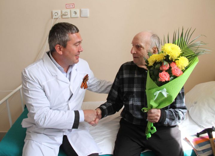 Линар Закиров посетил ветеранов Великой Отечественной войны в Центральной районной больнице