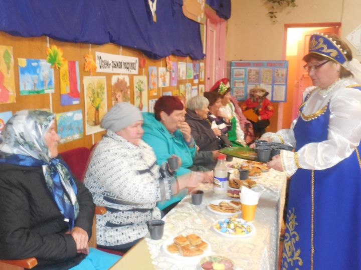 Зеленорощинским пенсионерам Бугульминского района показали концерт и угостили их чаем с пирогами