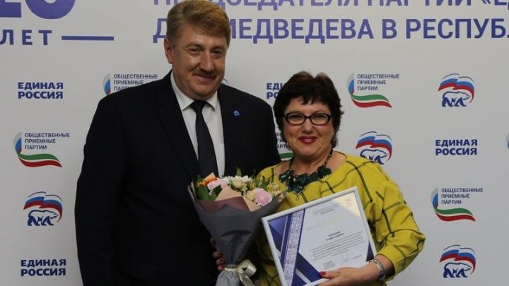 Казанда Бөгелмәнең җәмәгать кабул итү бүлмәсе җитәкчесен бүләкләделәр