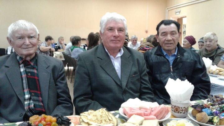 Акбаш авылында да Өлкәннәр көне традицион рәвештә бик зурлап, матур итеп билгеләп үтелде