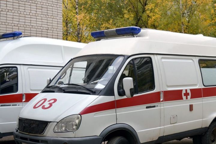 В Татарстане пенсионер выпал из окна восьмого этажа и погиб