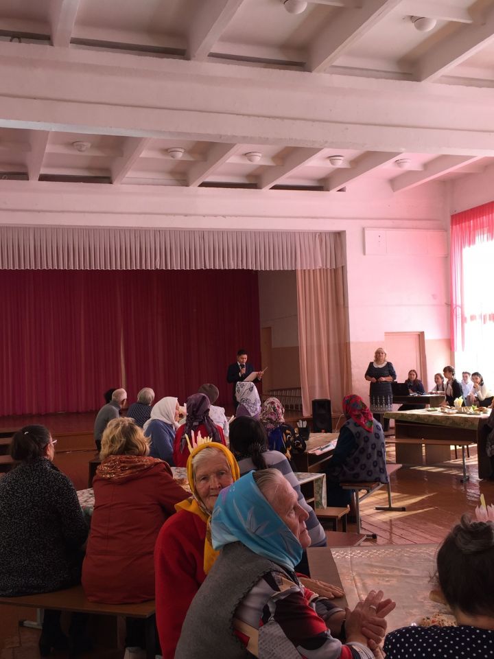 В бугульминской школе поздравили пожилых людей с Международным днем пожилых людей