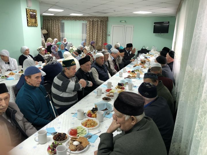 В центральной мечети Бугульмы поздравили пенсионеров и накормили их обедом