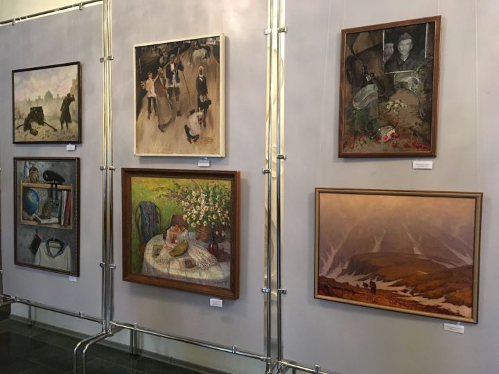 В центре татарской культуры Бугульмы открылась выставка картин, посвященная 100-летию комсомола