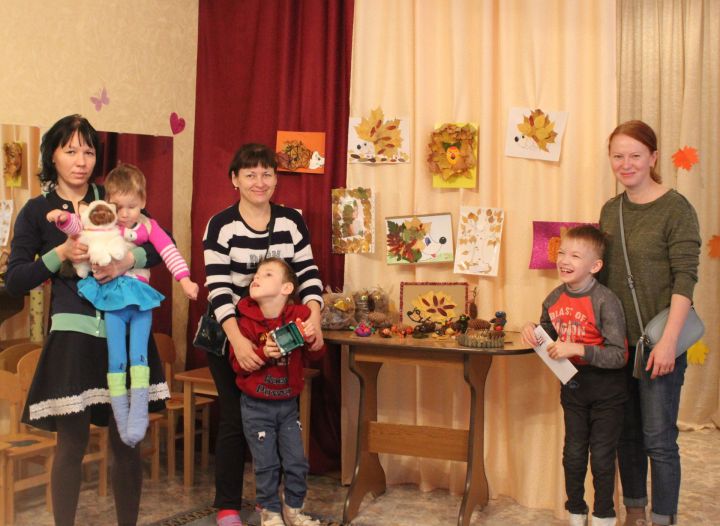 Победители конкурса семейного творчества в Бугульме получили билеты на спектакль и мягкие игрушки