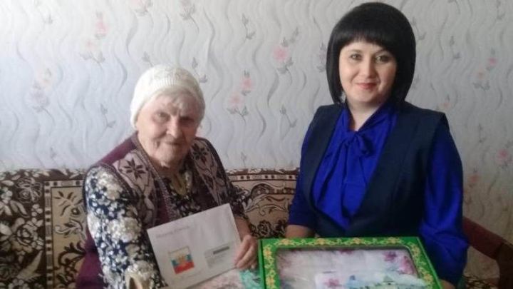 Жительницу Бугульмы поздравили от имени Президента России и главы района