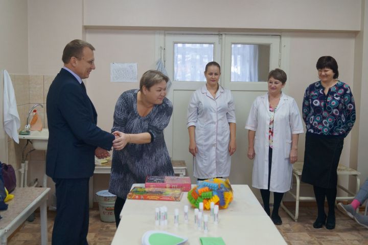 В рамках Дня матери депутат подарил бугульминской детской больнице подарки