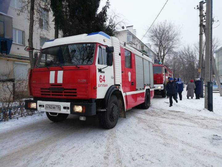 В Бугульме из горящей четырехэтажки эвакуировали пять человек