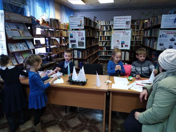 Юные жители Бугульминского района помогли в украшении сельской библиотеки