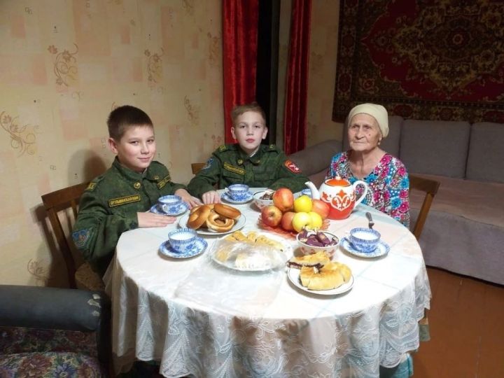 Кадеты Бугульмы навестили вдову участника Великой Отечественной войны