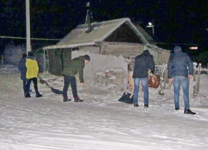 Добровольцы помогли сельчанам Бугульминского района по хозяйству