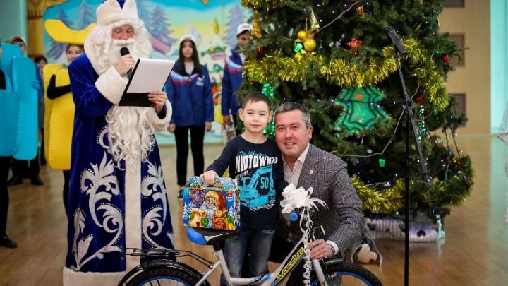 «Дед Мороз - Единоросс» акциясе Бөгелмә балаларының хыялларын тормышка ашырды